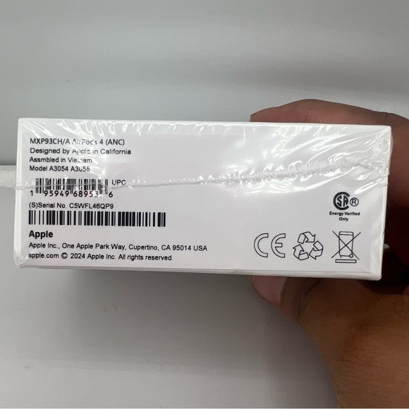 Apple AirPods 4 with noise cancellation New - Picture 3 of 3